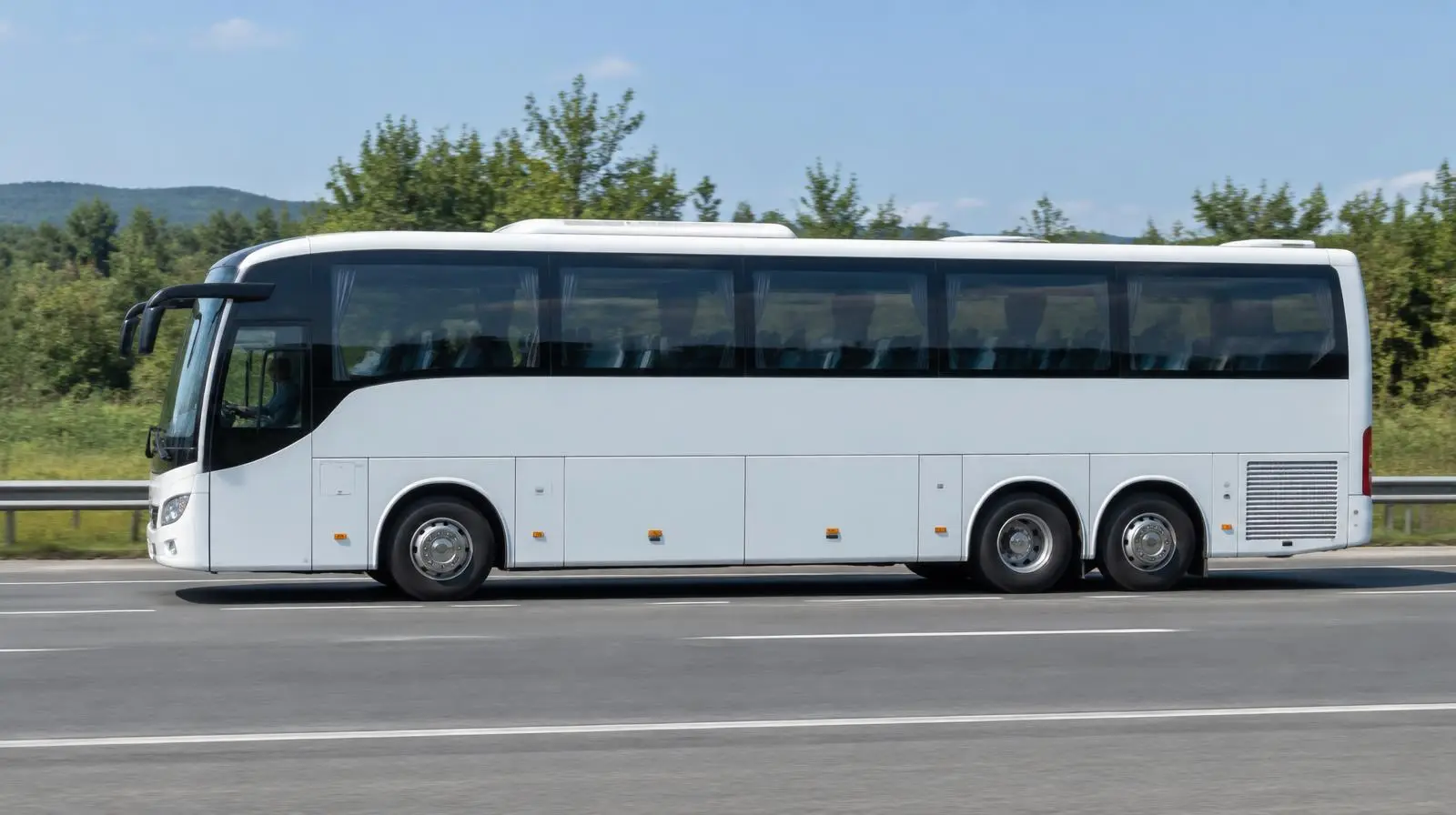 Autocar de ligne régulière sur une route, flotte suivie par GPS